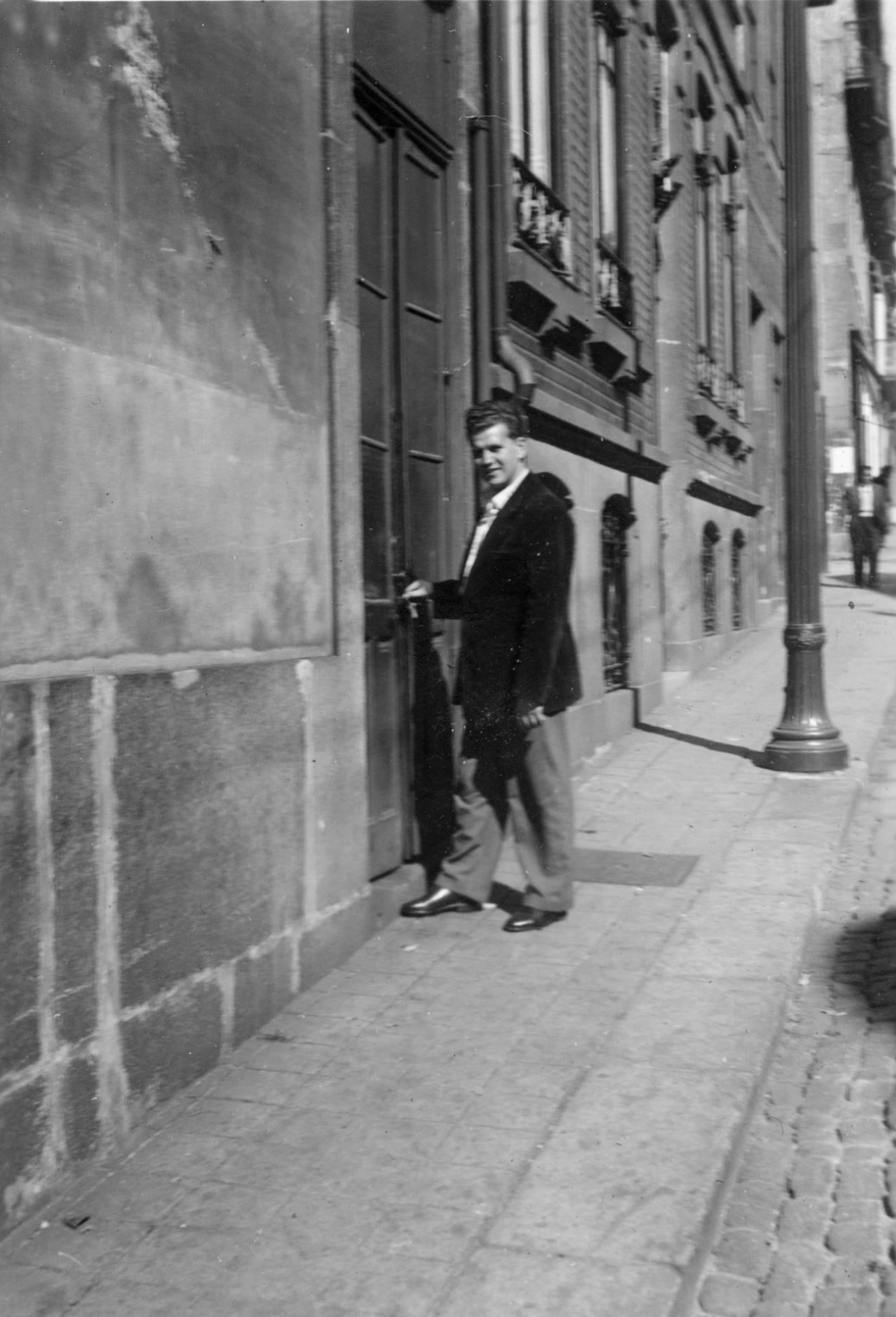 Rua do Bonfim, Porto. Mr. Neves opening the door of the first work shop in 1965